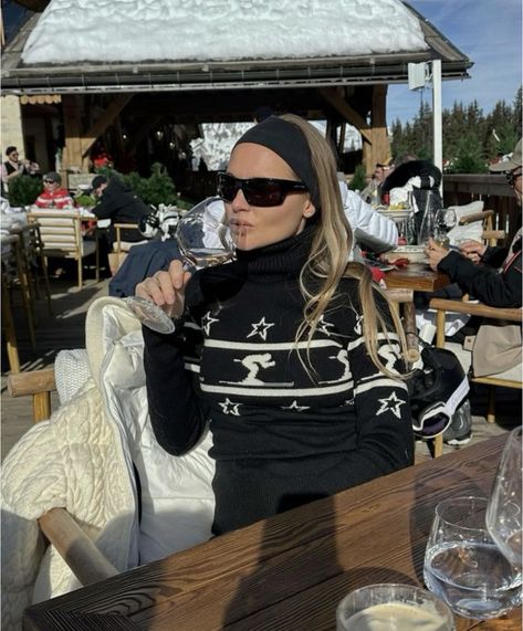 @unknown Aspen Apres Ski Style, Trendy Ski Outfits, Ski Outfit Aesthetic, Ski Lodge Outfit, Mode Au Ski, Ski Outfit For Women, Switzerland Winter, Snow Fits, Ski Fit