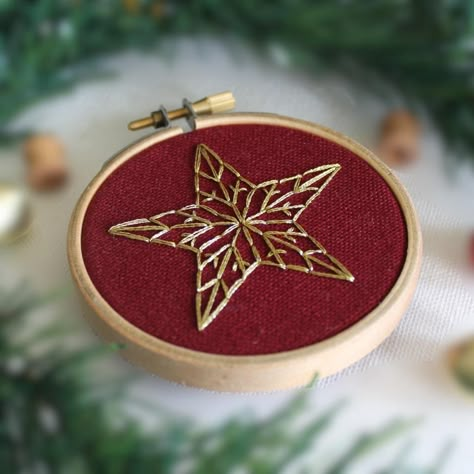 #Natal #Embroidered_Christmas_Baubles #Christmas_Star_Embroidery #Easy_Christmas_Embroidery_Patterns Christmas Star Embroidery, Embroidered Christmas Decorations, Mini Christmas Embroidery, Yule Embroidery, Easy Christmas Embroidery, Simple Christmas Embroidery, Christmas Embroidery Ornaments, Xmas Cushions, Calendar Embroidery