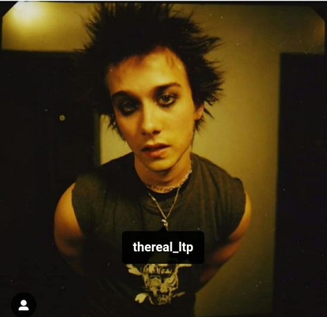 Jesus Of Suburbia boy i found his instagram account Alt Mens Hair, Saint Jimmy, Jesus Of Suburbia, St Jimmy, Punky Hair, Movie Place, Punk Boy, Punk Men, Joe Armstrong