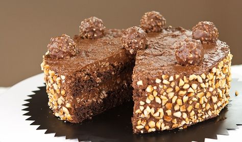 La torta Ferrero rocher è un dolce estremamente goloso farcito con Nutella e granella di nocciole. Ecco la ricetta per prepararla Super Torte, Ferrero Rocher Cake, Balkan Food, Sweet Muffin, Walnut Cake, Ferrero Rocher, Pumpkin Cake, Savoury Cake, Food Cakes