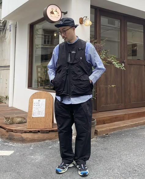 Utility Vest Outfit Streetwear, Utility Vest Outfit Men, Vest Outfits Men Streetwear, Asian Street Fashion Men, Gorpcore Vest, Tech Bro, Utility Vest Outfit, Men Vest Outfits, Normcore Outfits