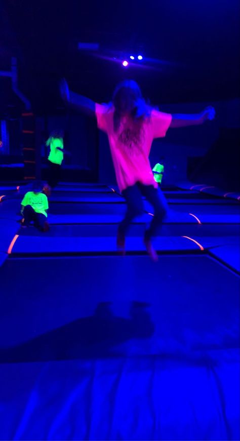 Neon Trampoline Park, Get Air Trampoline Park, Trampoline Astetic, Trampoline Park Date, Trampoline Park Aesthetic Friends, Trampoline Park With Friends, Trampoline Parks, Birthday Outing Ideas, Trampoline Park Aesthetic