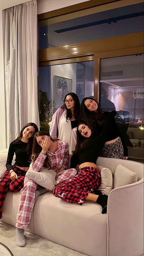 Squad Pictures Aesthetic, Sleepover Photo Ideas, Sleepover Poses, Party Night Club Aesthetic, Bff Pics, Squad Pictures, Bff Poses, Korean Best Friends, Cute Friend Pictures