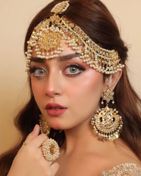 Alizooo (@alizehshahofficial) • Instagram photos and videos Matha Patti Hairstyles, Jewelry For Hair, Pak Actress, Tika Jewelry, Red Lipstick Shades, Bridal Hairstyle Indian Wedding, Bridal Jewelry Sets Brides, Wedding Jewelry Sets Bridal Jewellery, Red Bridal Dress