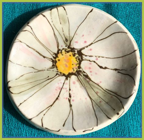 Pottery Platter Painting Ideas, Plate Glazing Ideas, Underglaze Flower Painting, Ceramic Flower Bowl, Ceramic Bowl Flower Design, Handmade Ceramic Flowers On Plates, Flower Painted Ceramic Bowl, Floral Ceramic Plate, Pottery Patterns