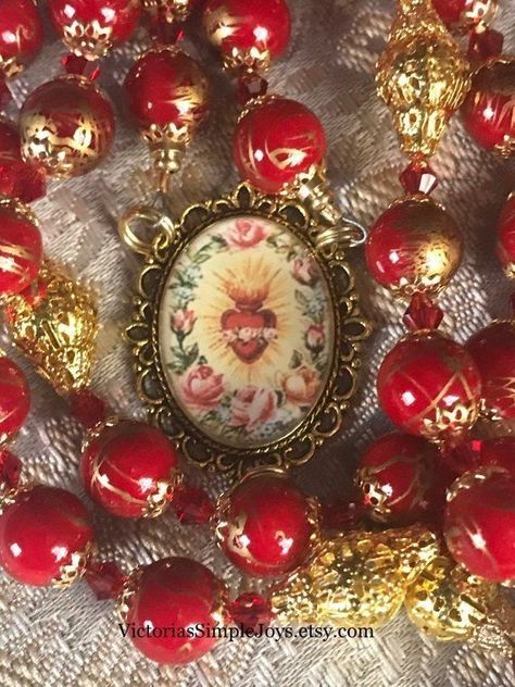 Rosary Ideas, Red Rosary, Protestant Prayer Beads, Rosary Jewelry, Religious Photos, Catholic Decor, Prayer Corner, Rosary Prayer, Golden Beads