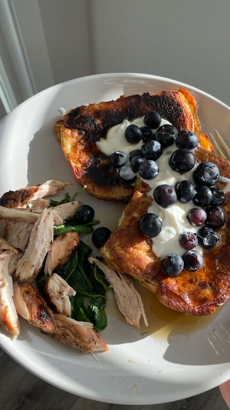 Toast With Greek Yogurt, French Toast Bowl, Wholefoods Diet, Summer Breakfasts, Delicious French Toast, Sausage Spinach, High Protein Meal, Healthy Food Habits, Summer Breakfast