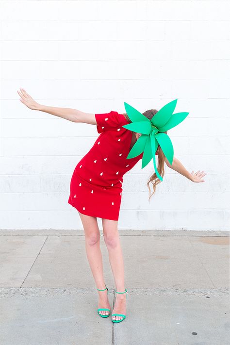 DIY Strawberry Costume Tutorial Strawberry Costume Diy, Food Halloween Costumes, Strawberry Costume, Fruit Costumes, Halloween Fest, Halloween Decor Diy, Food Costumes, Homemade Halloween Costumes, Manualidades Halloween