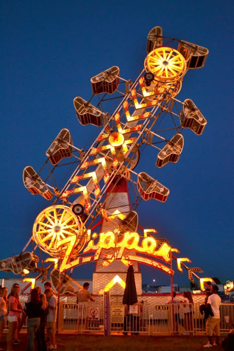 The Zipper-BEST FUN/SCARY RIDE EVER. Went on it 3 times tonight Zipper Ride, Carnival Lights, Fair Rides, Europa Park, Theme Parks Rides, Amusement Park Rides, Carnival Rides, Parc D'attraction, Fun Fair