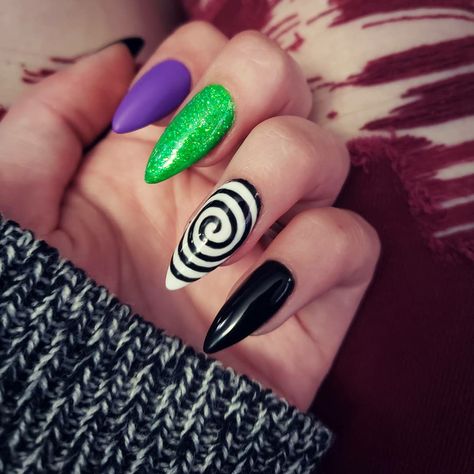 Bettle Juice Nail Ideas, Beetlejuice Nail Art, Beetle Juice Nails, Beetlejuice Nails, Halloween Juice, Horror Nails, Cartoon Nails, Halloween Acrylic, Halloween Acrylic Nails