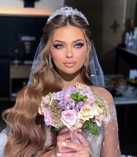 Bride Hairstyles With Veil, Glam Bride Makeup, Glam Bride, Bride Crown, Bridal Hair Inspiration, Fancy Wedding Dresses, Bridal Elegance, Long Hair Wedding Styles, Braut Make-up