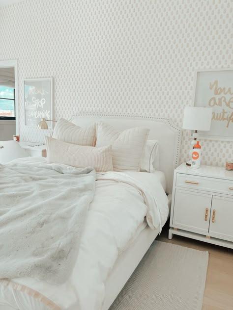 Coastal Preppy Bedroom, Bedroom Ideas Coastal, Cozy Teen Bedroom, Preppy Bedroom Ideas, All White Bedroom, Dream Bedroom Inspiration, Big Girl Bedrooms, Aesthetic Room Ideas, Neutral Room