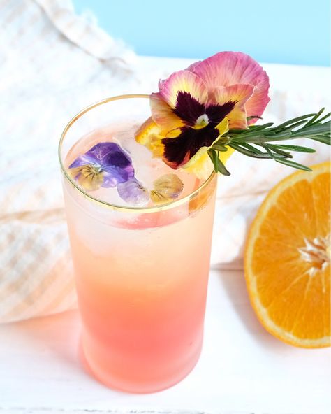 Recipe: Floral Summer Spritz | edible flowers, floral cocktails, Aperol spritz, summer cocktail ideas, wedding shower cocktails, Prosecco cocktail, mocktails, summer entertaining Edible Flowers Cocktails, Cocktails With Edible Flowers, Edible Flower Drinks, Edible Flower Cocktails, Mocktails Floral, Pink Aperol Spritz, Summer Spritzer Cocktails, Boho Cocktails, Dnd Drinks