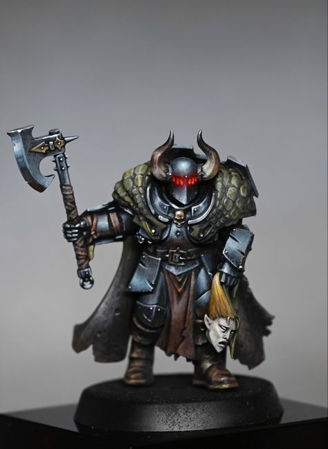 Chaos warrior by Richard Gray Chaos Warrior, Warhammer 40k Blood Angels, Warrior Paint, Chaos Legion, Chaos Daemons, Warhammer Figures, Warhammer Aos, Dungeons And Dragons Miniatures, D&d Miniatures