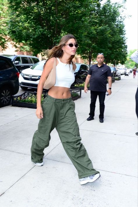 What To Wear With Cargo Pants, Green Cargo Pants Outfit, Parachute Pants Outfit, Hailey Bieber Street Style, Baggy Pants Outfit, Hailey Baldwin Street Style, Stile Kendall Jenner, Cargo Pants Outfit Women, Cargo Outfit