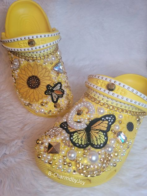 This custom style 🐊 shoe was designed with sunflowers and butterflies. These can be customed to any shoe size for women or children. Please note some patches, etc may be different and not exact Replica. This was a freestyle custom item.  Please put in description size, shoe color, and any color restrictions upon ordering. Bedazzled Crocs Shoes, White Bedazzled Crocs, Patches On Shoes, Crocs Custom, Shoes Custom, Custom Diy Ideas, Custom Crocs, Customized Crocs Shoes, Designer Crocs