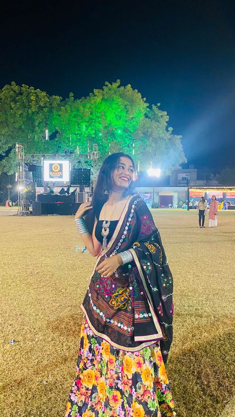 Garba Photo Shoot, Garba Outfit Photography, Poses In Navratri Dress, Navaratri Photo Poses Women, Dandiya Photo Pose, Navratri Post Ideas Instagram, Dandiya Night Poses, Dandiya Night Photo Poses, Garba Insta Story