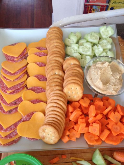 Valentine’s Day Food Dinner, Valentines Lunch Ideas, Valentine Lunch, Work Potluck, Valentines Party Food, Meat And Cheese Tray, Valentines Snacks, Healthy Valentines, Valentine Dinner