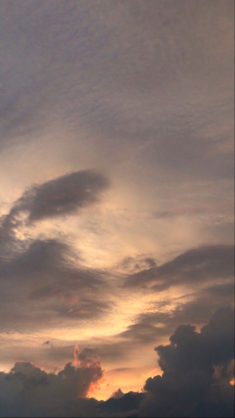 Foto Profil Aesthetic, Sky Aesthetic Wallpaper, Shades Of Sky, Cloudy Sunset, Perjalanan Kota, Beautiful Night Images, Sky Photography Nature, Sky Pictures, Sky Landscape