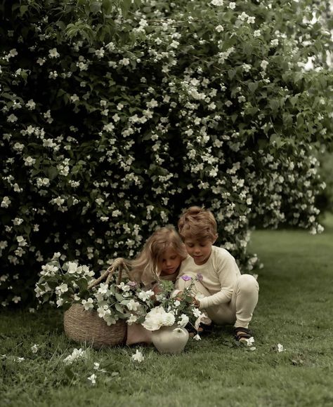 Family Garden Photoshoot, Born In Blood Mafia Chronicles, Future Days, Cora Reilly, Family Shoot, Money Aesthetic, Rich Life, Cute Family, Old Money Aesthetic