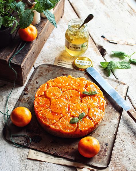 Mandarin Upside Down Cake #upsidedowncake #mandarin #vegan Mandarin Upside Down Cake, Mandarin Recipes, Vegan Orange Cake, Avant Garde Vegan, Clementine Recipes, Mandarine Recipes, Mandarin Cake, Mandarin Orange Cake, Upside Down Cakes