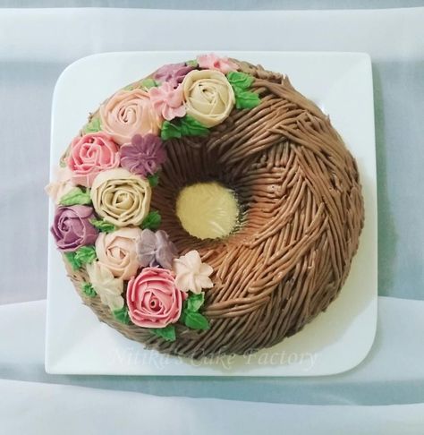 Bundt Cake Decorating, Bundt Cake Decorating Ideas, Buttercream Cake Designs, Christmas Cake Designs, Fresh Flower Cake, Pumpkin Birthday, Cake Decorating Ideas, Monkey Bread, Bundt Cakes