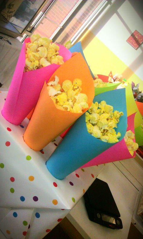 Popcorn Cone Holder. Any color or style can be created. Popcorn Holders Diy, Popcorn Cones Diy, Popcorn Cones, Popcorn Holder, Popcorn Packaging, Carnival Crafts, 80s Birthday Parties, Cones Diy, 1980s Party