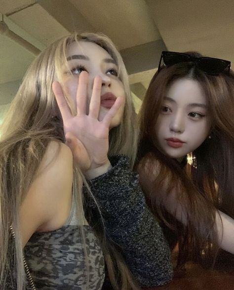 Friendship Photoshoot, Korean Best Friends, 사진 촬영 포즈, Best Friends Aesthetic, Foto Ideas Instagram, Friend Poses, Friend Photoshoot, Pose Reference Photo, Cute Poses