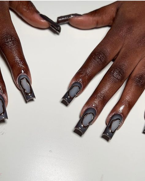 Brown And Silver Nail Designs, Brown And Grey Nails, Grey And Black Nails Designs, Brown And Silver Nails, Gigi Nails, Nails Tech, Silver Nail Designs, Nail Board, Chrome Nails Designs