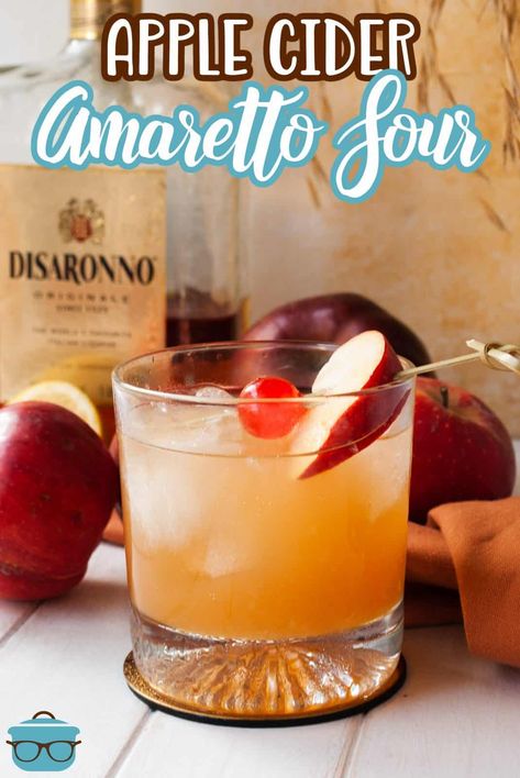 Amaretto Drinks Recipes, Cocktail Amaretto, Amaretto Sour Recipe, Amaretto Drinks, Apple Cider Cocktail, Amaretto Sour, Apple Slice, Apple Cocktail, Cider Cocktails