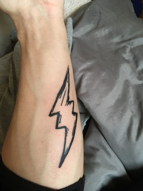 Tattoo Lightning, Lightning Symbol, Blitz Tattoo, Tato Flash, Lightning Bolt Tattoo, Lightning Tattoo, Tattoo On Arm, Bolt Tattoo, Tattoo Background