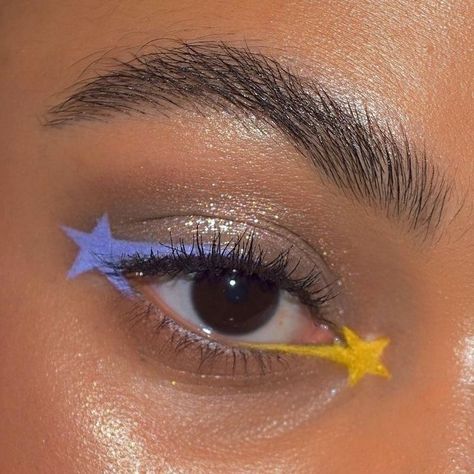 2 Color Eyeliner Look, Different Color Eyeliner Ideas, Makeup Inspo Graphic Liner, Multi Colored Eyeliner, Fun Easy Eyeliner Looks, Glow In The Dark Eyeliner, Star Graphic Liner Makeup, Star Makeup Eyeliner, Lightning Bolt Eyeliner