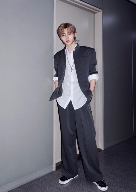 enhypen sunghoon Concert Outfit Ideas Enhypen, Sunghoon Airport Fashion, Sunghoon Fashion, Sunghoon Outfits, Fashion Outfits Grunge, Sunghoon Airport, Kpop Concert Outfit Ideas, Wonyoung Sunghoon, Grunge Fits