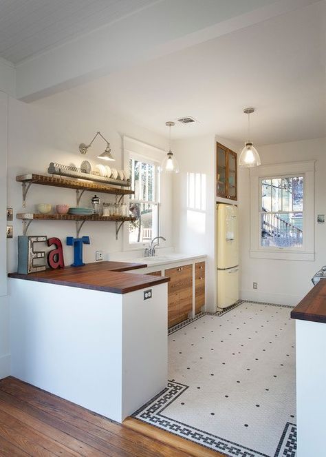 Eclectic Kitchen Design, Kitchen Peninsula, Living Vintage, Eclectic Kitchen, Vintage Farmhouse Kitchen, Kitchen Vintage, Kitchen Concepts, Farmhouse Sink Kitchen, Kitchen Floor Tile