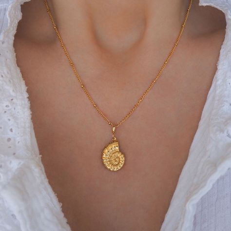 ༄ This 𝗚𝗼𝗹𝗱 𝗡𝗮𝘂𝘁𝗶𝗹𝘂𝘀 𝗦𝗲𝗮𝘀𝗵𝗲𝗹𝗹 necklace is perfect for ocean lovers and those who appreciate unique, nature-inspired jewelry. This necklace features a beautifully nautilus shell or 𝗦𝗘𝗔 𝗕𝗬 𝗟𝗢𝗨 shaped pendant, made from high-quality 18k gold plated stainless steel that is both durable and timeless. Also available in silver 🩶 ▼ 18k gold plated stainless steel ▼ Length: 45 cm with extend option to 50 cm. ▼ Pendant is approx. 25 mm . #summernecklace #summerjewelry #summerjewellery #waterpro... Gold Seashell Necklace, Nautilus Shell, Seashell Necklace, Unique Nature, Summer Necklace, Nature Inspired Jewelry, Ocean Lover, Inspired Jewelry, Nautilus