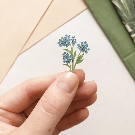 Paper Flower Mini, Mini Paper Flowers, Paper Botanicals, Paper Punch Art, Paper Flower Patterns, Paper Art Sculpture, Handmade Gifts For Friends, Paper Cutout Art, Easy Paper Flowers