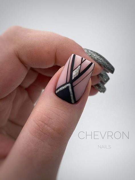 Art deco chevron nail art design. 💎❤💎 Geometric Animal Nail Art, Geometric Pattern Nails, Aztec Nail Art Designs, Geometric Nails Design, Art Deco Nails Gatsby, Art Deco Nails Designs, Nails Geometric Design, 1920 Nails, Nail Art Lines Designs