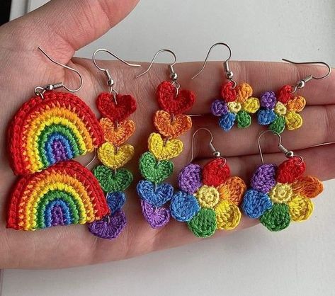 Pride Earrings, Micro Crochet, Crochet Jewelry Patterns, Crochet Earrings Pattern, Crochet Keychain Pattern, Mode Crochet, Earrings Pattern, Rainbow Flower, Rainbow Crochet