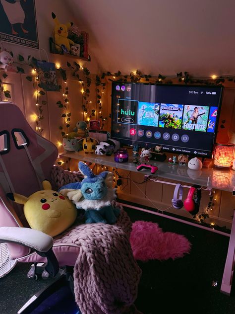 Gaming Setup His And Hers, Gaming Set Up Inspiration, Aesthetic Gamer Bedroom, Cozy Cute Room Aesthetic, Room Decor Ideas Gaming, Zelda Gaming Room, Gamer Aethstetic, Cozy Nerdy Bedroom, Simple Gaming Setup Ideas