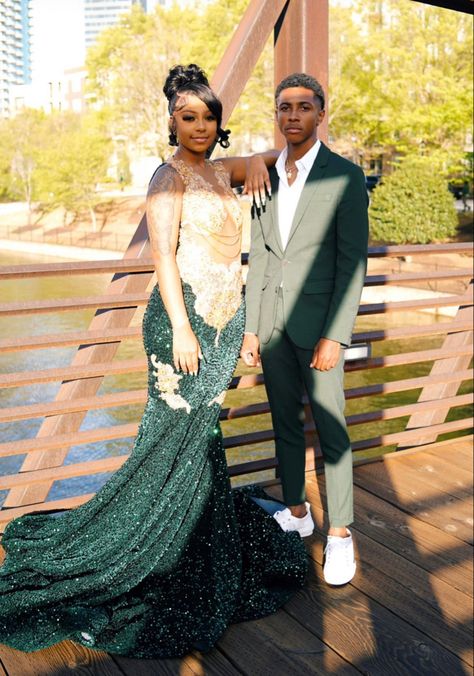 Arabian Nights Prom Dress, Green And Gold Prom, Couple Prom Outfits, Prom Suit And Dress, Prom Couples Outfits, Prom 2k24, Couple Prom, Prom Picture Poses, Couples Outfits