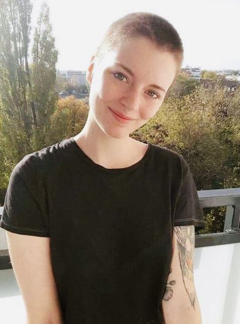 🪑Pretty girl, wearing a huge smile and a surprise summer buzz-cut🐝 Buzzcut Styles, Buzz Astral, Buzzcut Women, Buzzed Hair Women, Buzzcut Girl, Buzz Cut Hairstyles, Buzzed Hair, Shave My Head, Great Haircuts