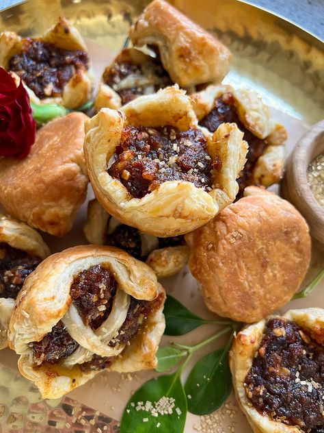 (MEATLESS) MINI MINCEMEAT TARTS Mini Mincemeat Tarts, Mincemeat Bars Recipe, Mincemeat Tarts, Mincemeat Cookies, Mini Mince Pies, Mincemeat Pie, Christmas Bakes, Meat Pie Recipe, Minced Meat Recipe