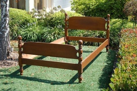 Diy Yard Decor, Old Bed Frames, Yard Art Crafts, Making A Bench, Dorm Diy, Old Beds, Built In Bench, Garden Sofa, Garden Bench