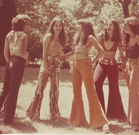 1970s Outdoor Aesthetic, Italy 70s Fashion, 70s Motown Fashion, 70’s Shirts, 60s Protest Aesthetic, Authentic 70s Photos, 1970s Photography Vintage Photos, 70s Core Outfits, 70s Folk Aesthetic