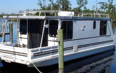 A typical Catamaran Aqua Cruiser Houseboat: Does anyone have a picture of a houseboat, a 1998 Catamaran Aqua Cruiser 12 x 38?    What is the value of this houseboat?  When did ownership change for Catamaran Houseboat, Pontoon Ideas, Trailerable Houseboats, Boat House Interior, Shasta Lake, Catamaran Yacht, World Cat, Houseboat, Boat Tours