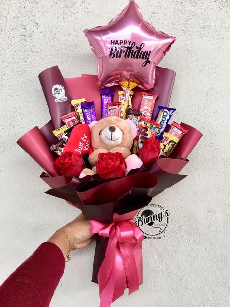 Food Bouquet, Chocolate Bouquet Diy, Candy Bouquet Diy, Valentine Gift Baskets, Bff Birthday Gift, Diy Birthday Gifts For Friends, Cute Birthday Gift, Gift Bouquet, Chocolate Bouquet