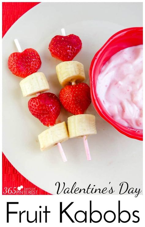 Kabobs Fruit, Fruit Valentines, Fruit Kabobs Kids, Valentines Party Food, Strawberry Snacks, Valentines Breakfast, Valentines Snacks, Healthy Valentines, Fruit Kabobs