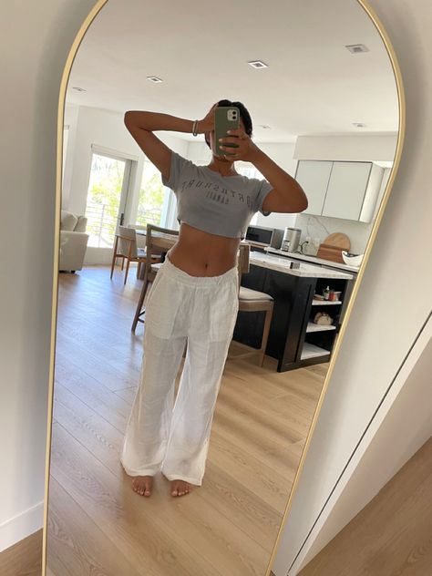 Outfit Ideas Flowy Pants, Outfits With White Flowy Pants, White Flared Pants Outfit Summer, Flowy Beach Pants Outfit, Loose White Pants Outfit, Chic White Flowy Bottoms, White Flowy Summer Bottoms, White Flowy Pants Outfit, Flowy Sweatpants