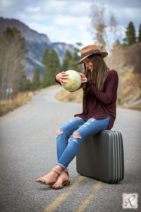 Senior picture props // a globe and a suitcase, perfect for traveling photography! #PhotographyForBeginners Muffins Videos, Photography Ideas Travel, Senior Picture Poses, Senior Picture Props, Digital Photography Lessons, Travel Photoshoot, Digital Photography Backdrops, Trendy Photography, Male Senior Pictures