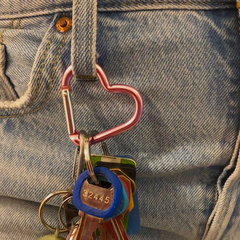 Wallet Keychain Aesthetic, Cool Keyrings, Aesthetic Carabiner, Carabiner Aesthetic, Carabiner Outfit, Carabiner Keychain Aesthetic, Keyring Aesthetic, Keychains Aesthetic, Car Keys Aesthetic